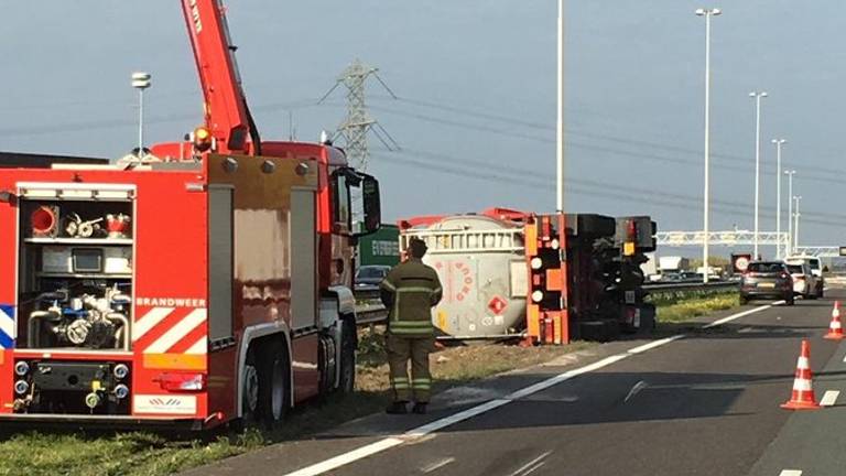 De gekantelde tankwagen lekt druppelsgewijs vloeistof. (Foto: Twitter Veiligheidsregio ZHZ)