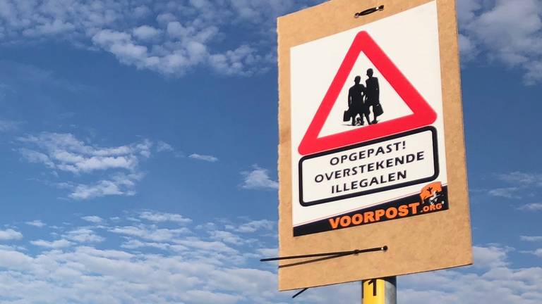 Deze protestborden werden zaterdag opgehangen op de parkeerplaats Streepland (Foto: Erik Peeters)