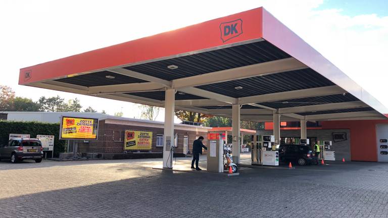 Bemande tankstations als DK van Jos de Kock in Oss zijn steeds zeldzamer (foto: Jacqueline Hermans)