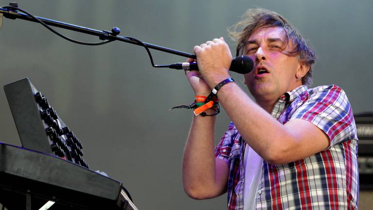 De Franse muzikant Yann Tiersen komt naar Tilburg. Waarschijnlijk niet voor droevige pianomuziek, maar om lekker te rocken. (Foto: ANP)