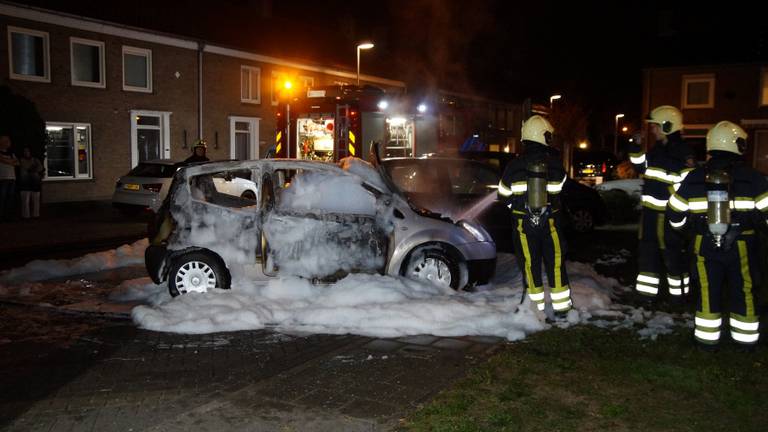 De auto is vanbinnen volledig uitgebrand (foto: Fotopersbureau Midden Brabant)