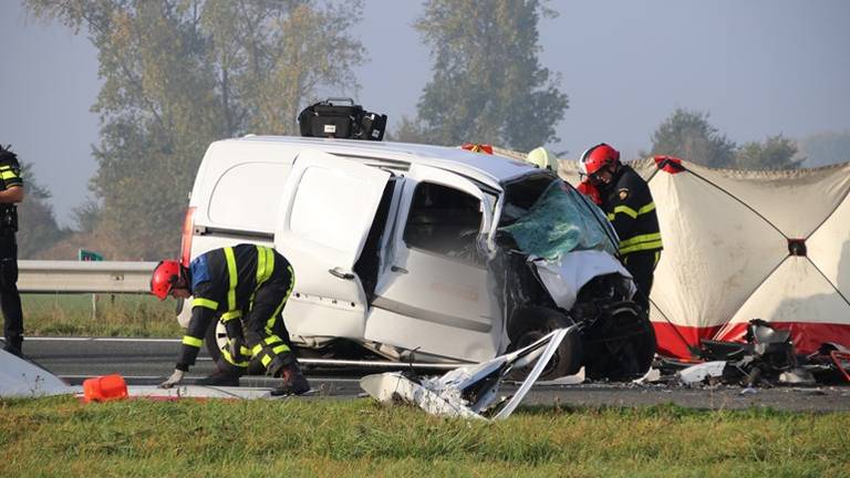 Een vrachtwagen en een bestelbusje botsten woensdag op elkaar bij Woensdrecht. (Foto: Danny van Schijndel).