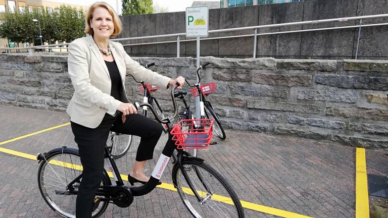 Wethouder mobiliteit Monique List op een FlickBike (Foto: Gemeente Eindhoven)