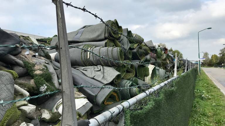 Kunstgrasmatten opgestapeld bij TUF Recycling in Dongen. (Foto: Omroep Brabant)