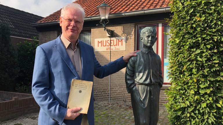 Jos Rampart bij het beeld van Merijntje Gijzen (Foto: Erik Peeters)