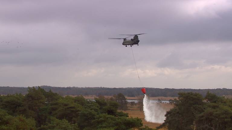 Deze Chinook kan ruim 7000 liter water droppen. (foto: Omroep Brabant).