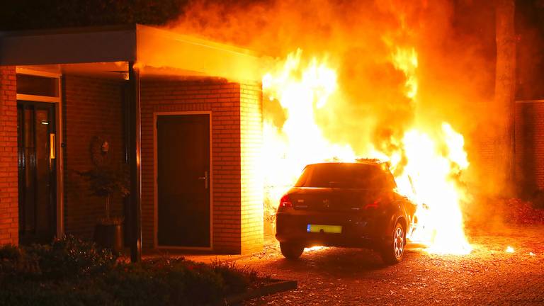 Een autobrand van afgelopen jaar. (Archieffoto: SQ Vision)