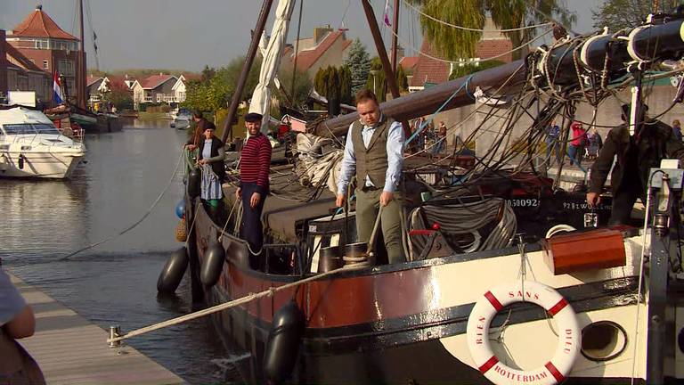 Oude zeilschepen die deelnemen aan de Bietenroute varen de haven van Steenbergen binnen. Foto: