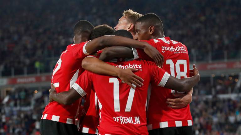 Vreugde bij de PSV'ers na wéér een doelpunt.