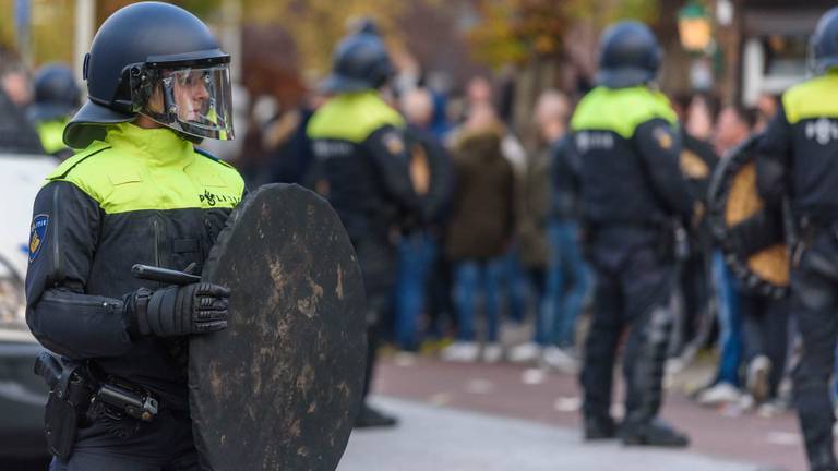 Twee agenten raakten gewond bij de rellen. (Foto: Tom van der Put/SQ Vision Mediaprodukties)