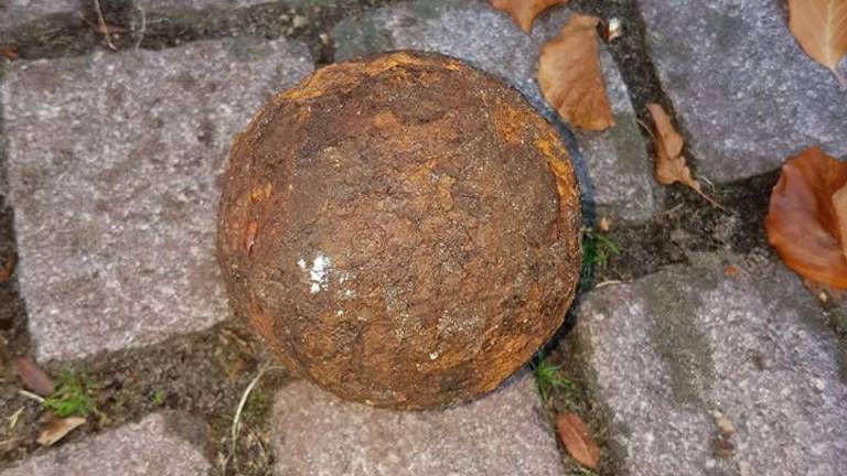 In Bergen op Zoom is een kanonskogel uit de zeventiende of achttiende eeuw gevonden. Foto: Facebook/Politie.