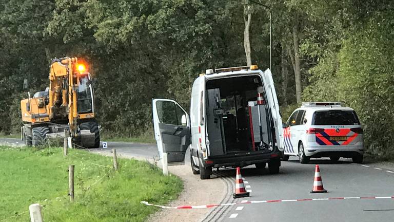 Bij een botsing met een graafmachine kwam een motorrijder om het leven. (Foto: Bart Meester).