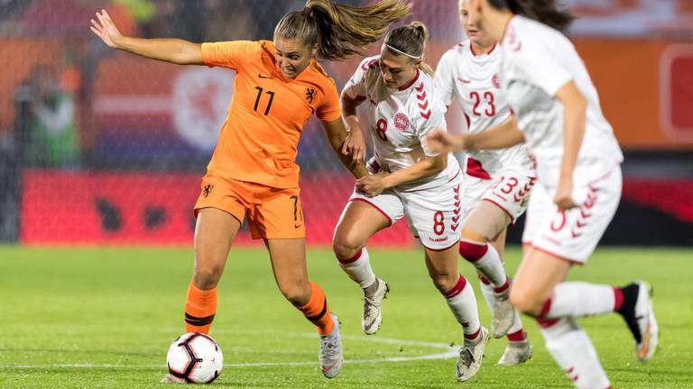 Lieke Martens omringd door speelsters van Denmarken. (Foto: VI Images)