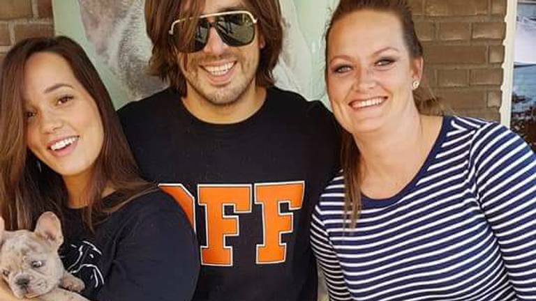 Puppy Bobby, Bibi Breijman en Waylon met fokker Patty Bakker. (Foto: Patty Bakker)