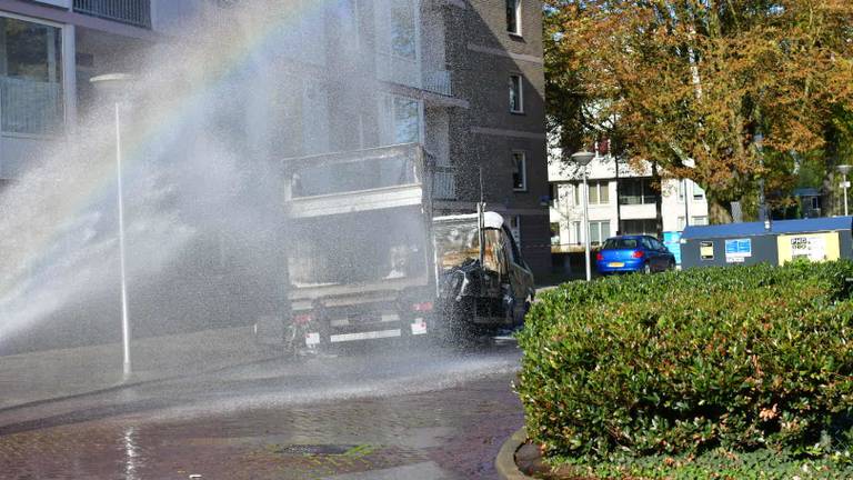 De wagen wordt nat gehouden door de brandweer (Foto: Dave Hendriks / SQ Vision).