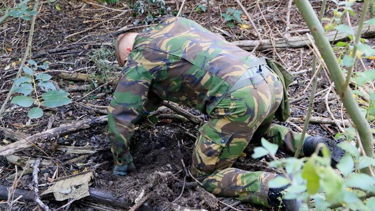 Militairen zoeken naar geld en drugs. (Foto: Danny van Schijndel)