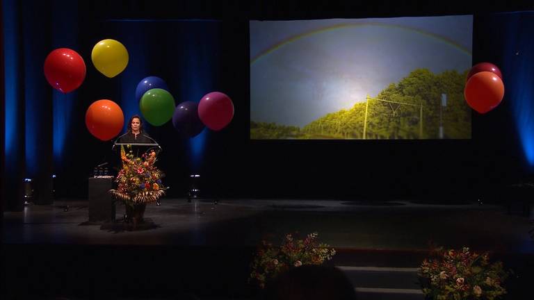 Ceremoniemeester Gemma van Gaasbank in Theater De Lievekamp.