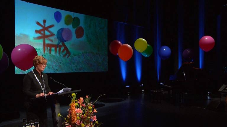Burgemeester Wobine Buijs houdt haar toespraak in De Lievekamp.