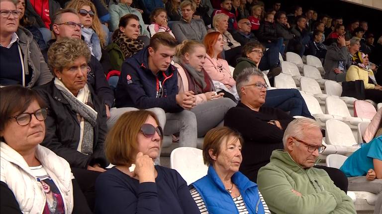 In het stadion wordt ademloos gekeken naar de samenkomst in Oss