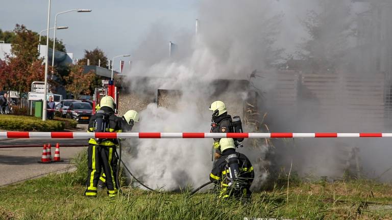 Brand verwoestte maandag het trafohuisje. (Foto: Christian Traets/SQ Vision Mediaprodukties)