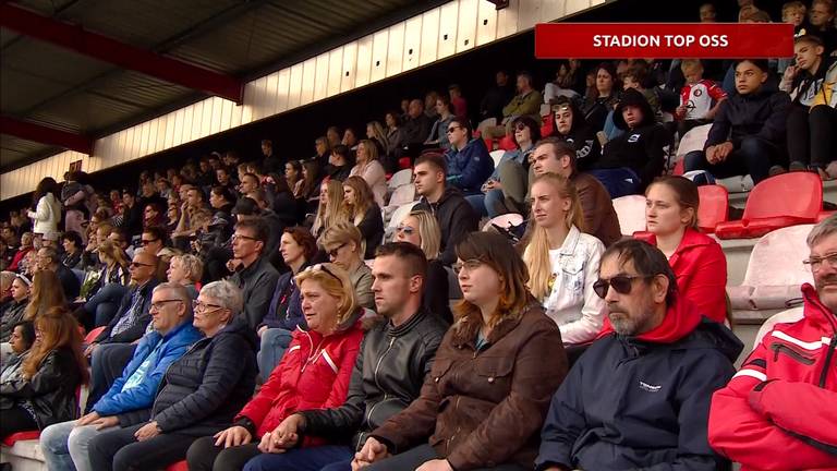 Honderden mensen kwamen samen in het stadion Top Oss om op schermen de samenkomst te volgen