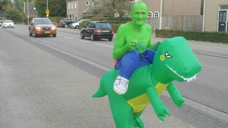 Henk loopt de halve marathon in zijn dinopak.