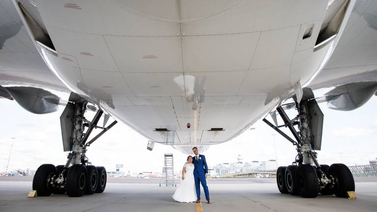 Pieter e Jocelyn onder een Boeing 777-300. (Foto: So Fine Photography / Sophie de Bie - den Heijer)