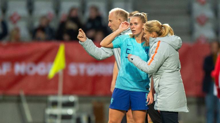 Kika van Es in gesprek met bondscoach Sarina Wiegman (foto: OrangePictures).