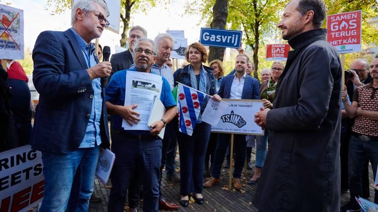 Minister Wiebes kreeg vorig jaar een petitie overhandigd. Brabanders vroegen hem geen vergunning te geven voor aardgaswinning in Waalwijk. (Foto: archief)