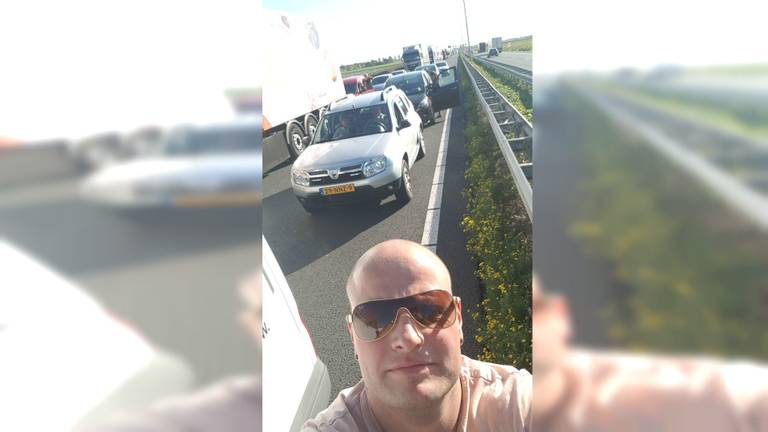 Vrachtwagenchauffeur Jonathan deelde koekjes uit op de snelweg. (Foto: Jonathan Hol)