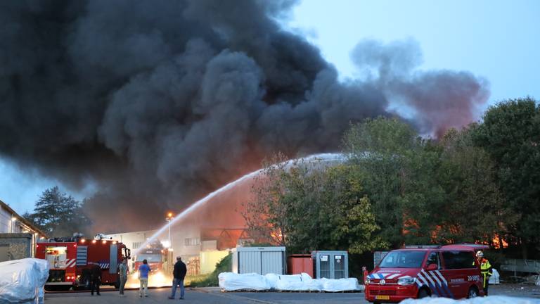 Een grote brand bij TUF Recycling zorgt donderdagavond voor veel overlast.