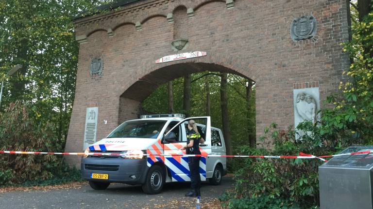 De politie doet onderzoek naar het drugslab in het voormalig klooster. (Foto: Bart Meesters)