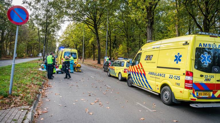 De vrouw die zondagavond in Eindhoven werd geschept door een auto is overleden aan haar verwondingen. (Foto: Sem van Rijssel)