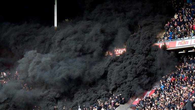 De rookbommen die in april werden afgestoken bij de wedstrijd PSV-Ajax. (Foto: ANP)