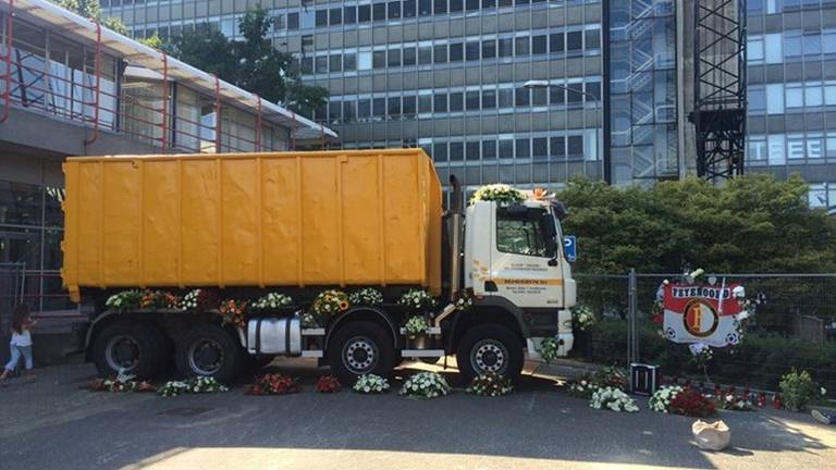 Een bloemenzee bij de vrachtwagen van de omgekomen Ferry Stalder. (Archieffoto)