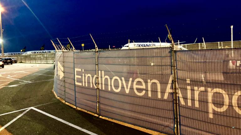 Ryanair-toestellen op Eindhoven Airport (foto: Raoul Cartens)