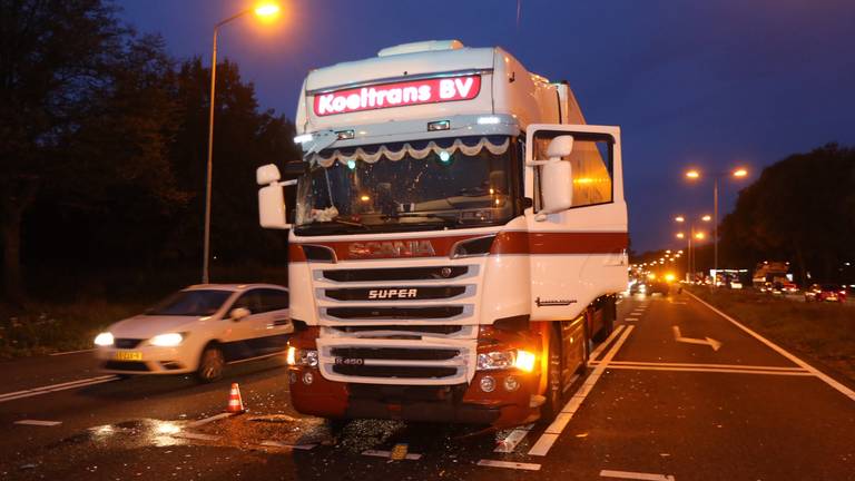 Grote verkeerschaos op de N65 tussen Tilburg en Den Bosch na botsing tussen meerdere voertuigen. (Fotot: Bart Meesters)