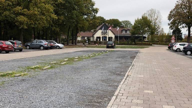 De parkeerplaats van het restaurant. (Foto: Jan Waalen)