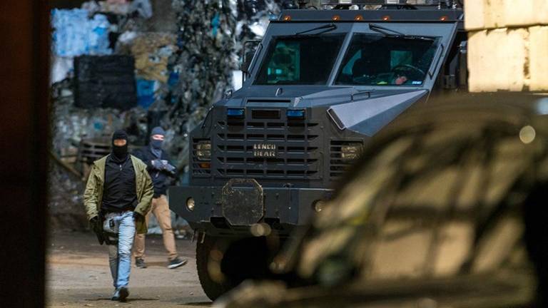 De politie viel Van Puijfelik Recycling binnen met een gepantserd voertuig