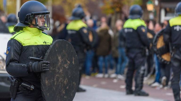 Bij de rellen raakten twee agenten lichtgewond.