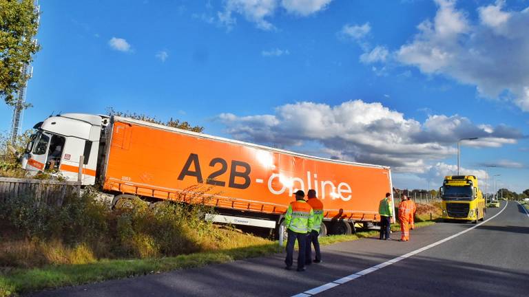 De uit koers geraakte vrachtwagen (foto: Toby de Kort/De Kort Media).