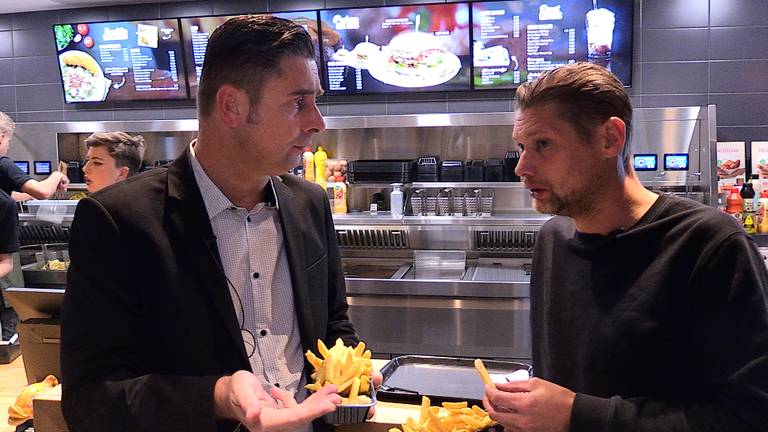 Verslaggever Ronald Sträter eet een frietje met oud-PSV'er Theo Lucius.