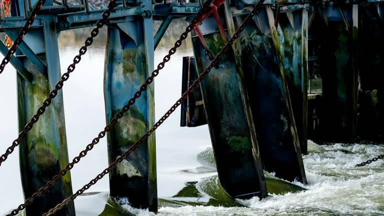 Medewerkers van Rijkswaterstaat bouwen een tijdelijke dam bij de beschadigde stuw van Grave. (Foto: ANP).