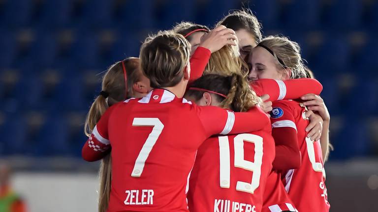 Vreugde bij de vrouwen van PSV na de 1-3 zege bij PEC Zwolle. (Foto: Orange Pictures)