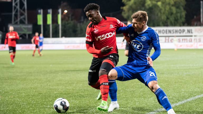 Duel tussen Maiky Fecunda (Helmond Sport) en Adreias Calcan van Almere City FC. (Foto: Orange Pictures)