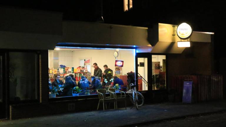 Deze snackbar aan de Van Amstelstraat in Helmond werd vrijdagavond overvallen. (Foto: Harrie Grijseels)