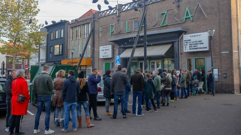 De rij voor Pand P bestond uit zo'n 150 mensen. (Foto: Arno van der Linden/SQ Vision)