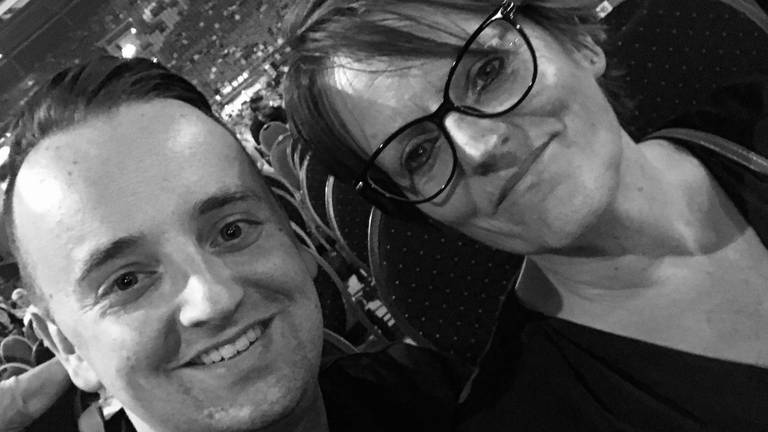 Mick met zijn moeder Jolanda. (Foto: Mick Vianen)