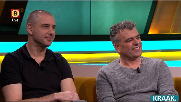 Frans en Frank zitten achter Theo en Marleengrappen in Vlierden.