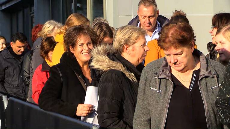 Honderden Suzannes in de rij bij de 013 in Tilburg. (foto: Omroep Brabant).